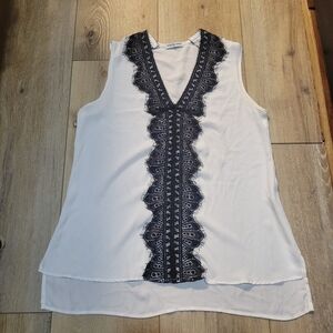 Cha Cha Vente White Top with Black Lace Accent Size L